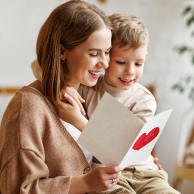 Maman lit la carte offerte par son fils 